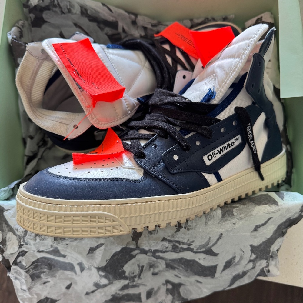 Off White c/o Virgil Abloom